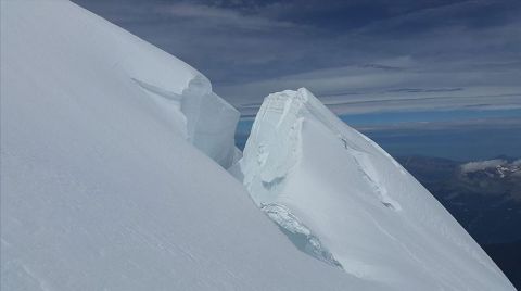 Avrupa'nın En Yüksek Tepesindeki Buz Kütlesi Kayıyor