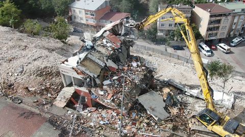 Kağıthane'de Riskli Bina Ekipler Tarafından Yıkıldı