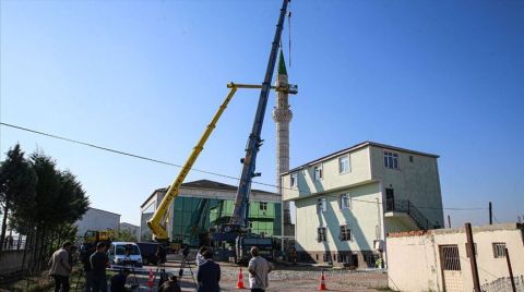 Depremde Hasar Gören Minarenin Yıkımına Başlandı