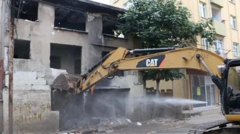 Kartal'da Metruk Bina Yıkıldı