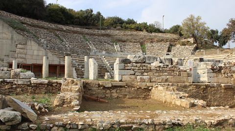 Metropolis Antik Kenti’nde Hamam ve Kulis Yapıları Ortaya Çıkarıldı