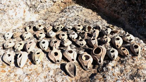 Roma Dönemine Ait 48 Kandil Ortaya Çıkarıldı
