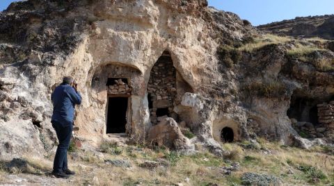 Diyarbakır'da Kaya Mezarında Süryanice Kitabe Bulundu