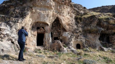 Diyarbakır'da Kaya Mezarında Süryanice Kitabe Bulundu