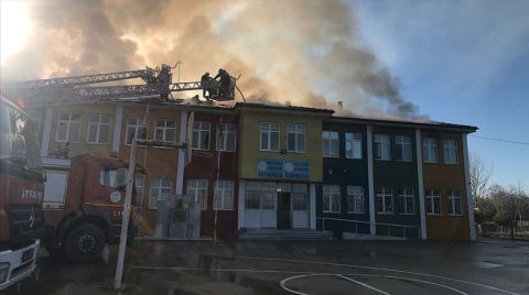 Sakarya'da Okulda Çıkan Yangın Kontrol Altına Alındı