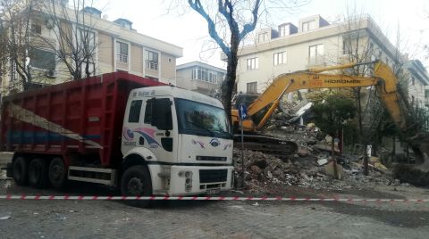 Hasarlı Bina Yıkılırken Sağlam Bina Zarar Gördü