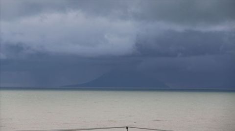 Endonezya'da Anak Krakatau Yanardağı Patladı