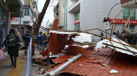Çanakkale'de Fırtına Apartmanın Çatısını Uçurdu