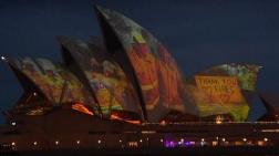 Sidney Opera Binası İtfaiyeciler için Aydınlatıldı