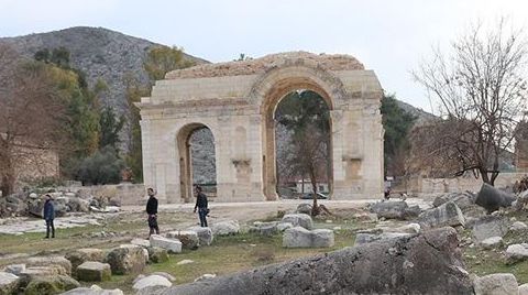 Anavarza Antik Kenti'nin “Zafer Takı” Ziyaretçilerini Bekliyor
