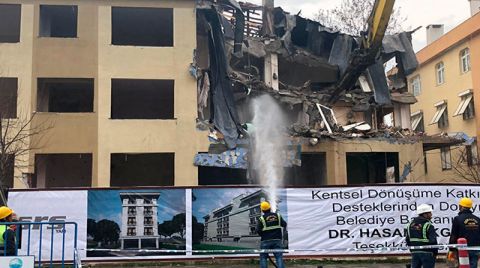 Büyükçekmece'de Riskli Bina Belediye Ekiplerince Yıkıldı