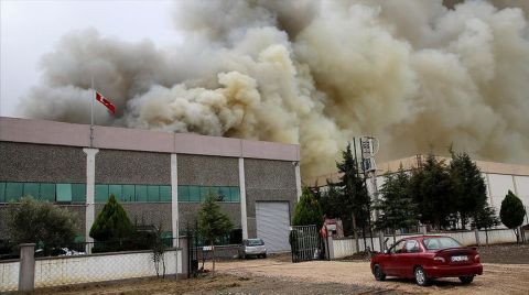 Manisa'da Plastik Fabrikasında Çıkan Yangın Söndürüldü