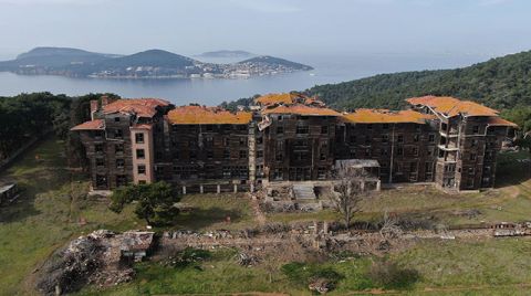 Büyükada Rum Yetimhanesi Çökmek Üzere