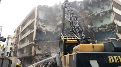 Bakırköy’de 52 Yıllık Binanın Yıkımına Başlandı