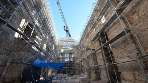 Kesik Minare Camii’nin Duvarları Kuru Buzla Temizleniyor