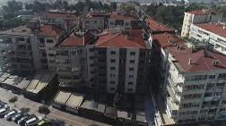 İzmir'de, Boşaltılan Eğik Binalar Yıkılmayı Bekliyor