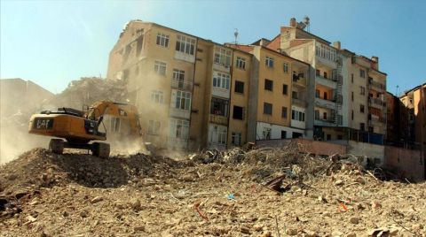 Elazığ'da Depremde Hasar Gören Bin 159 Yapı Yıkıldı