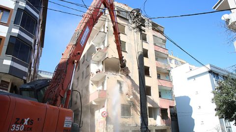 Esenlerde Ağır Hasarlı 7 Katlı Bina Yıkıldı