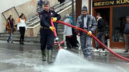 Bitlis'te Caddeler, Van Gölü'nün Sodalı Suyuyla Dezenfekte Ediliyor