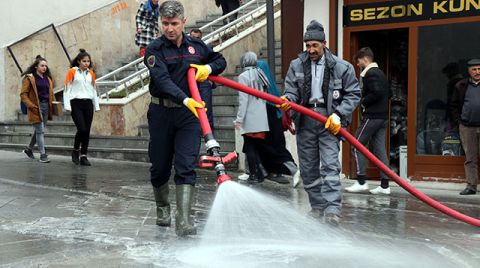 Bitlis'te Caddeler, Van Gölü'nün Sodalı Suyuyla Dezenfekte Ediliyor
