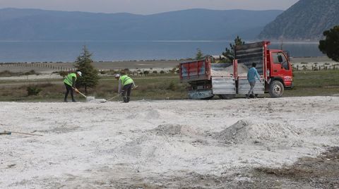 Salda Gölü'nün Kumları Kamyonlarla Geri Getirildi