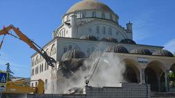 Depremde Minaresi Yıkılan Caminin Yıkımına Başlandı