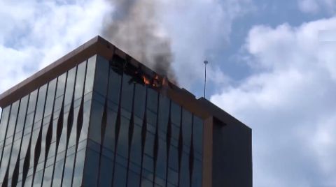 Kadıköy'de İş Merkezinin Çatısında Yangın