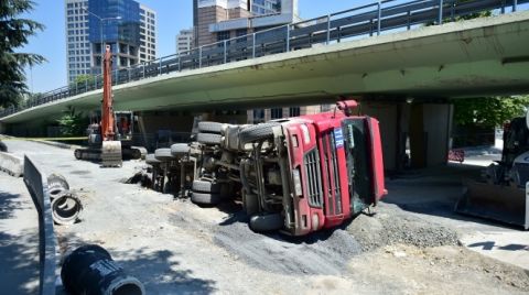 Bakırköy'de Yol Çöktü