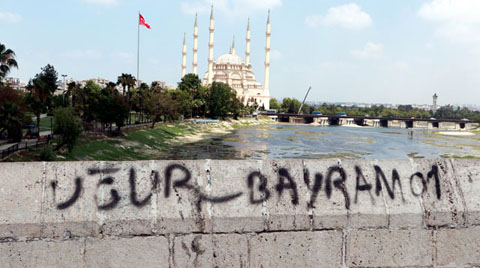 Taşköprü'ye Yine Sprey Boyayla Yazı Yazdılar