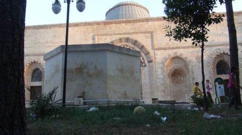 Mardin Ulu Cami'nin Bahçesi Çöplüğe Döndü