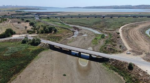 Büyükçekmece Gölü'nde Sular Çekildi