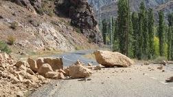 Kaya Parçaları, Yolu Ulaşıma Kapattı