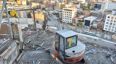 Diyarbakır'ın İlk Gökdeleni'nin Yıkımına Başlandı