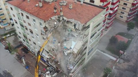 Ağır Hasarlı Bina Kontrollü Yıkılırken Çöktü
