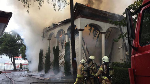 Tarihi Vaniköy Camii Yandı