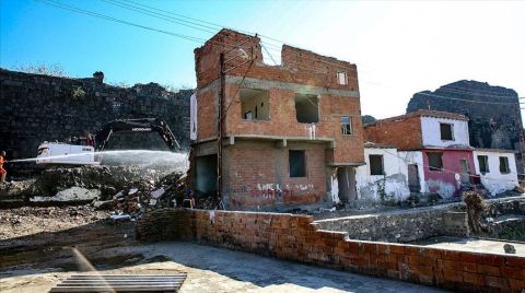 Diyarbakır Surlarının Çevresindeki Kaçak Yapılar Yıkılıyor