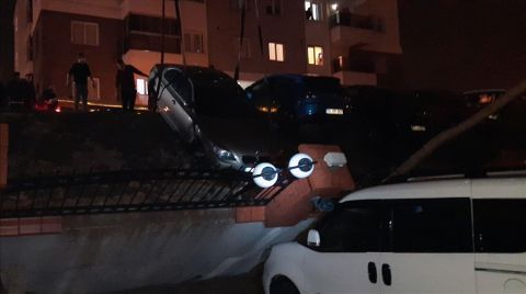 İzmir'de Çöken İstinat Duvarı 29 Araca Zarar Verdi