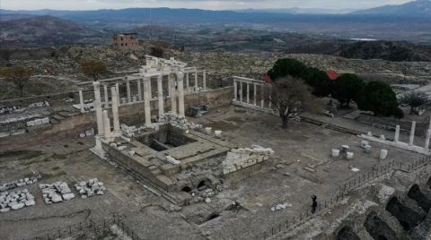 Bergama Zeus Sunağı'nı İstiyor