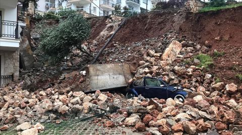 Antalya'da Kuvvetli Yağış Etkisini Sürdürüyor
