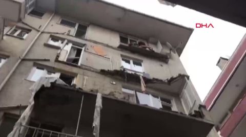 Avcılar'da Binanın Balkonları Çöktü