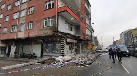 Sultangazi'de Bir Binanın Balkonu Çöktü