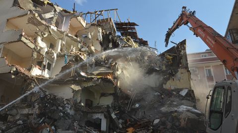 Balkonları Çöken Bina, 44 Gün Sonra Yıkıldı