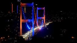FSM Köprüsü Dünya Kanser Günü'ne Dikkat Çekmek için Işıklandırıldı
