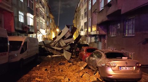 İstanbul'da Fırtına Çatıları Uçurdu