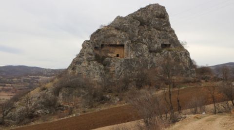 Çördük Kalesi'nde Defineci Tahribatı