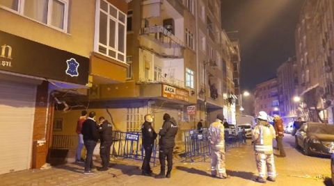 Zeytinburnu'nda Balkon Çöktü
