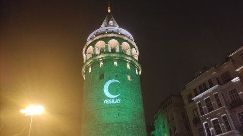 İstanbul'un Simgeleri Yeşile Büründü