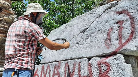 Surlardaki Yazılar 'Kumlama' Yöntemiyle Temizleniyor