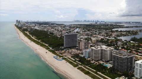 Miami'de Bir Kısmı Çöken Bina Kontrollü Şekilde Yıkıldı