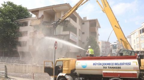 Büyükçekmece'de Deprem Riski Taşıyan 5 Bina Yıkıldı
